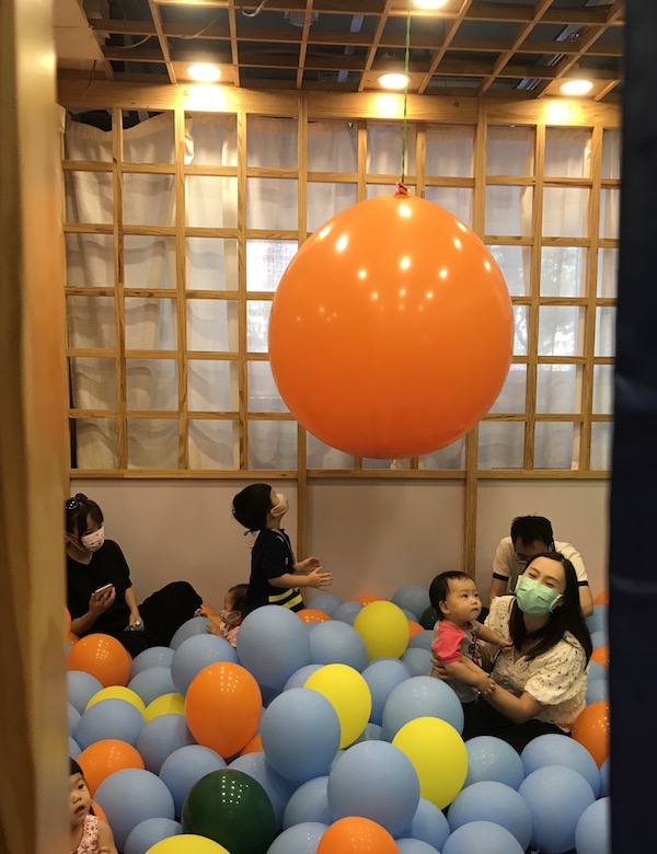 地上佈滿大量氣球，天花又垂吊大型氣球，為波波遊戲加添新意，特別好玩！