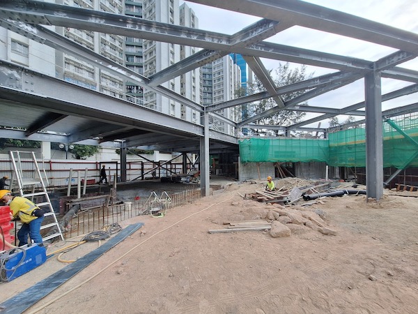 「夢想無界二份一遊樂場」的工程正如火如荼進行中，圖中可見連接戶外和室內建築的框架經已成形。