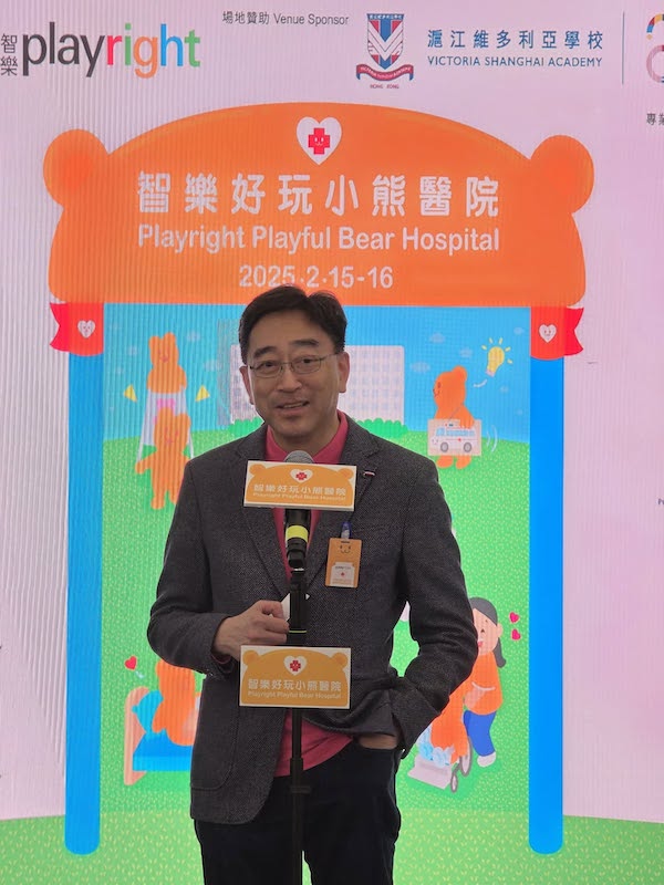 主禮嘉賓香港特別行政區行政會議成員高永文醫生，親身體會小熊醫院的精彩好玩，只因兩位孫女玩得樂而忘返。