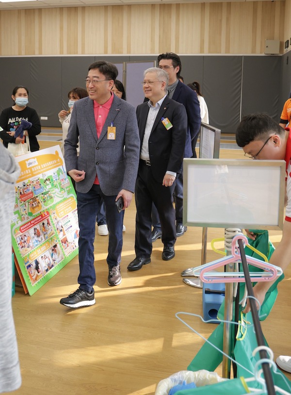 典禮後特設嘉賓導賞團，主禮嘉賓行政會議成員高永文醫生及香港兒童醫院行政總監李子良醫生，興致勃勃地向手術室直驅前進。