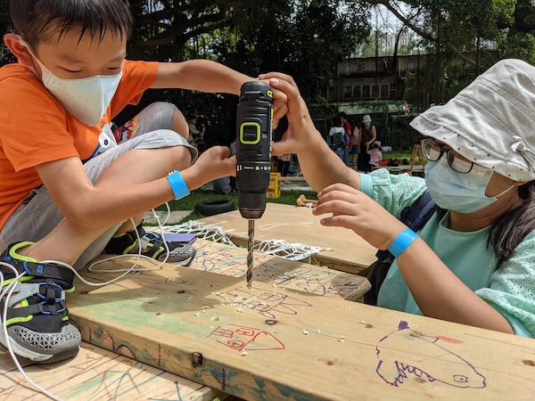 利用區內各種各樣的工具，包括繩子、活索、衣夾等，加上零散材料，即可實現天馬行空的遊戲想法；在遊戲工作員的協助下，亦可嘗試操作電鑽、鋸子、螺絲等工具，自家製作好玩玩意。