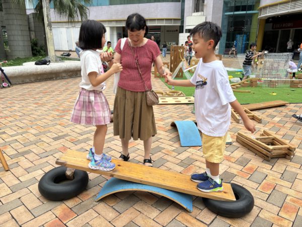 動感陣地：由木梯、橋板、車內膽、滾筒、攀爬組件等物資，建成動感陣地，讓小朋友及家長根據喜好和能力，調整難度，挑戰不一樣的體能遊戲。