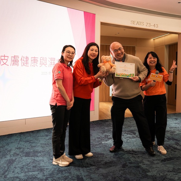 在講座中，兒科專科醫生沈澤安醫生（右二）引導討論濕疹的常見成因及可採取的防範措施。