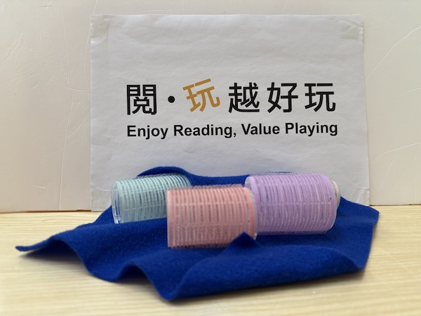 將髮圈堆疊起來，即變成罐頭貨品。配合可黏貼髮圈的絨布，各式拋、擲、抓、取遊戲即手到拿來。