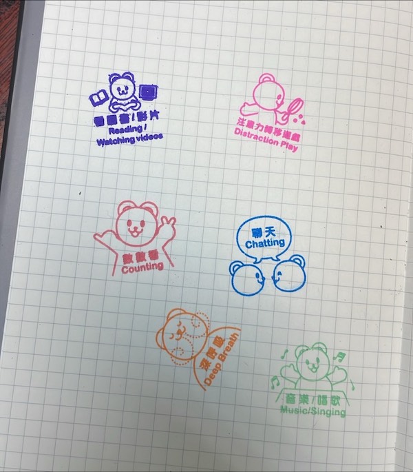 放鬆錦囊印章共有6個，小朋友只須集滿4個，便可於5樓獲取小禮品。