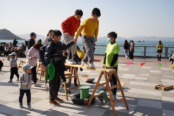特設橋板、木梯及滾動等遊戲物資，可拼合組裝，任玩攀爬、平衡、跳躍，更可根據個人喜好及能力，調整難度及路線，挑戰體能。