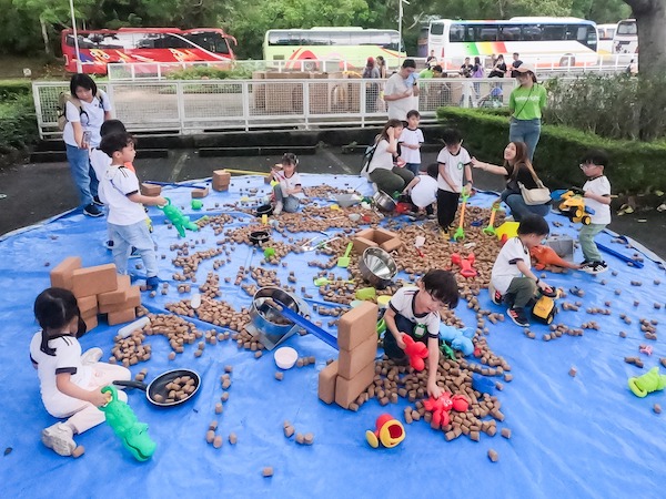 設有大量不同形狀及質感各異的小型遊戲物資，包括木塞、瑜珈磚、海棉粒，可隨意搬運、堆砌、投擲，亦可配搭各種工具，自由創作遊戲天地。