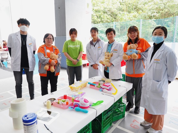 醫護人員善用各種醫院遊戲工具，向小朋友示範處理骨折的醫療程序。