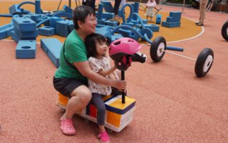 騎乘玩樂區：坐上特製的小型騎乘裝置，如騎乘馬車一樣自由移動，也可根據個人喜好設計賽道，進行競賽遊戲。