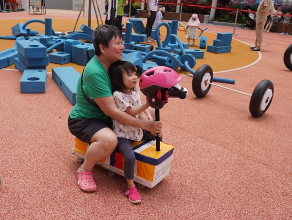 騎乘玩樂區：坐上特製的小型騎乘裝置，如騎乘馬車一樣自由移動，也可根據個人喜好設計賽道，進行競賽遊戲。
