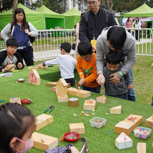 小小木匠園地：設有適合幼童使用的組裝工具，讓小朋友把木材拼合成各種動物或花朵植物。