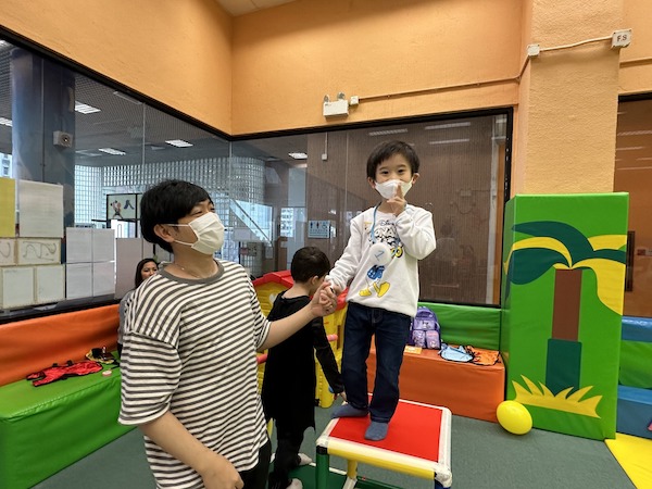 小運動員頒獎禮：小朋友完成各項比賽，即可動手製作專屬獎牌，再一躍踏上高高的頒獎台，成為金牌選手，全場矚目！
