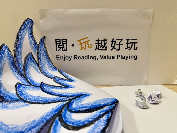 工作坊中將出動紙張作為遊戲物資，製成不同模樣的翅膀，甚至鳥冠、鳥爪等；當把紙張搓揉成粒狀，又可變成種子和雨點，玩出書中不同情節。
