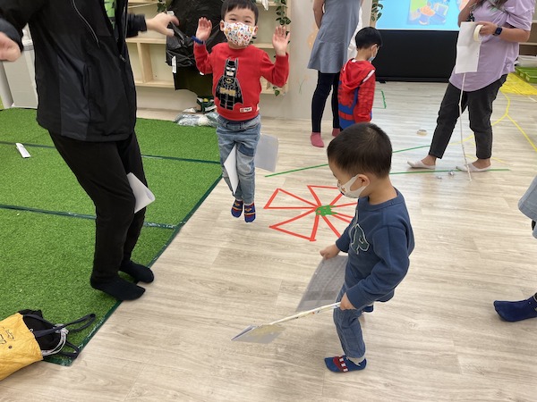重拾童心：家長在雙腿放上「翅膀」，想跳得更高——當然完全行不通，家長只是刻意犯傻，哄得小朋友開心不已，更勾起孩子的鬥心，伴隨笑聲連連。