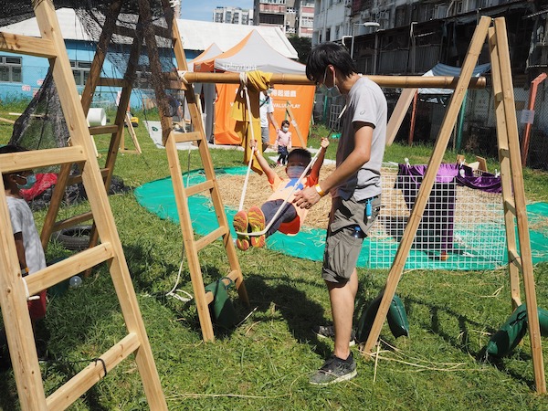 自由利用高矮木梯、橋板、粗竹等物資,搭上繩索、活索帶等工具,即可把心中所想變成真實,您想玩障礙賽、鞦韆,還是平衡木?