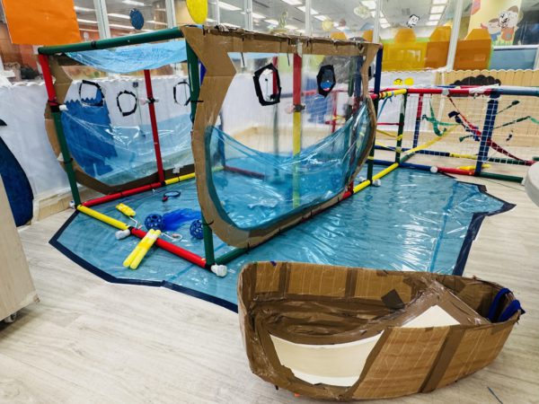 傷心魚缸:由彩虹架魚缸和彈力帶迷宮組成,讓參加者代入傷心怪獸,躲進魚缸,看魚、釣魚、把小魚運送或靜休,又可試試走出令人悲傷困惑的彈力帶迷宮。