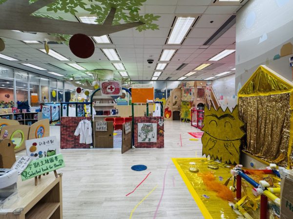 場內不同的遊戲區源自《彩色怪獸》繪本系列,透過豐富的色彩表達情緒的起伏,將書中的意象和彩色怪獸立體呈現。