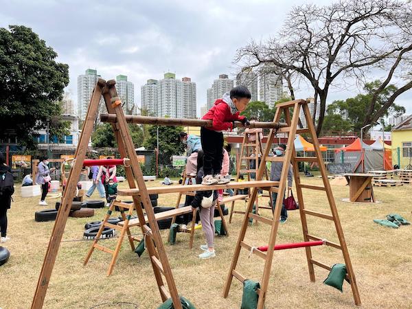 二份一的特色：冒險挑戰 容讓小朋友冒險、挑戰和突破，嘗試未試過的，勇於走出舒適圈、比上一次爬得更高、綁得更穩固，代表體驗更多、膽量更大、認知更強。