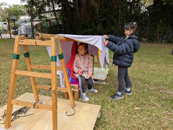 二份一的特色：孩子話事 讓小朋友自主玩遊戲，自行構思兼出主意，有時在大人眼中會不明所以，甚至看來不能成事，不過，既然是孩子的遊戲，就交給遊戲的主人作主吧！