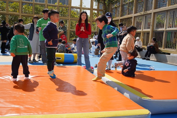 充氣彈跳區：小朋友盡情Jump High，亦可邊跳邊背起小雞造型的袋子，站在彈床上擺動身體以甩開袋內雞蛋，盡情放電之餘，亦可挑戰身體的協調能力。