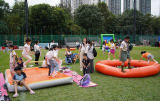 充氣彈跳區：小朋友盡情Jump High，亦可邊跳邊背起小雞造型的袋子，站在彈床上擺動身體以甩開袋內雞蛋，盡情放電之餘，亦可挑戰身體的協調能力。