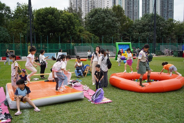 充氣彈跳區：小朋友盡情Jump High，亦可邊跳邊背起小雞造型的袋子，站在彈床上擺動身體以甩開袋內雞蛋，盡情放電之餘，亦可挑戰身體的協調能力。