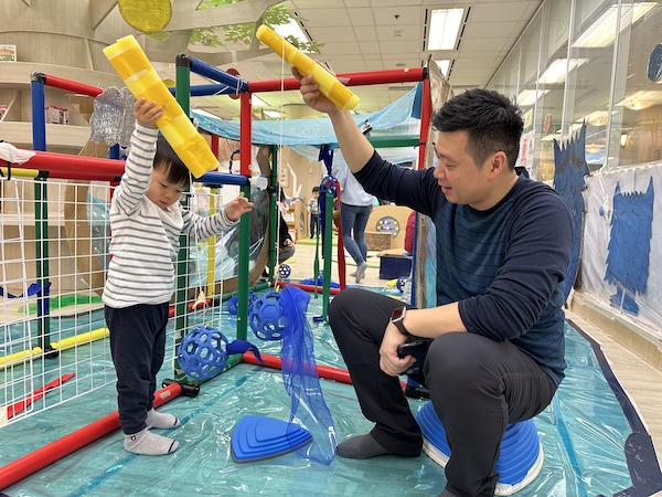 在彩虹架魚缸中，感覺傷心的可透過看魚、釣魚、或把小魚運送，慢慢消化情緒。