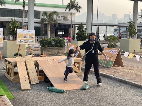 場內特設木製小斜台，可加上木板及各種材料，組裝滑梯或滾動車軚，更可配合自製的木頭小車，開展斜道上的風馳電掣。