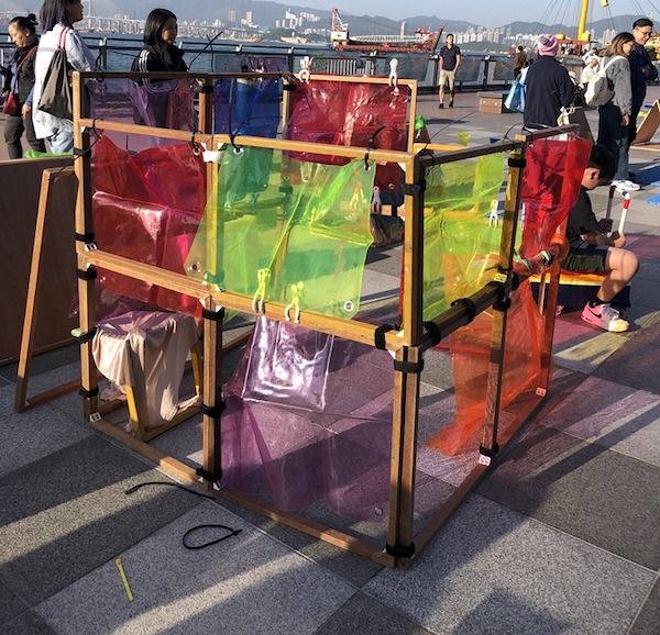 想像搭建區：設有多元化物資，可四處蒐集色彩繽紛的素材自由組裝，發揮想像創造獨有的歡樂王國。