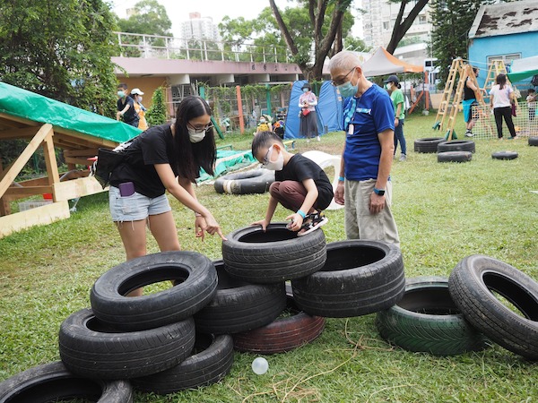 提供大小各異、軟硬不一的車軚，可自由搬運、滾動或堆疊，隨意玩出如相中的車軚金字塔。
