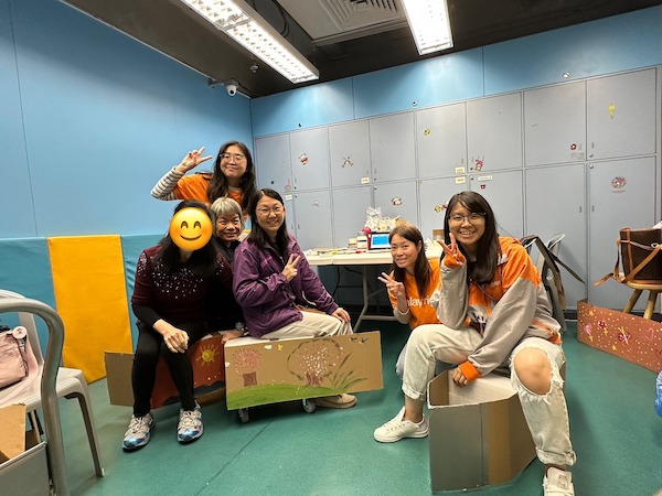 智樂團隊與長者義工共學團聯手合力，為小朋友帶來遊戲結合閱讀的好玩遊戲日。