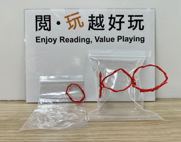 短耳兔的試卷由密實袋變身而成，只要把密實袋充氣，即由平面變成脹卜卜，兼具彈力特性，配合各種物資，即可重現繪本的各種新奇場景。