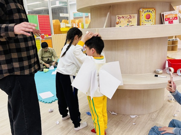 簡單物資引領重現繪本故事：在早前的工作坊中，有家長善用紙張創造翅膀，讓小朋友變成具個人特色的四翼小鳥，把種子放在鳥冠上，小心翼翼地執行拯救森林的任務！