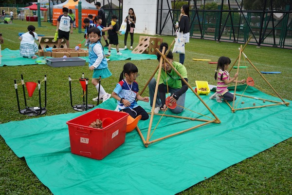雞蛋投擲區：以筲箕、竹枝、木板等天然材料組裝的發射裝置和保護牆。可供收集雞蛋或展開互動投擲挑戰。