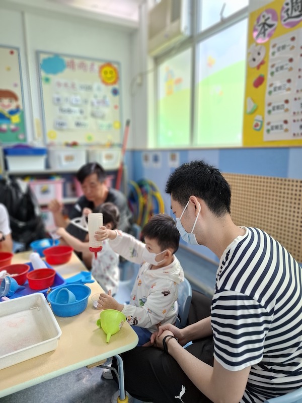 在「原來我可以這樣與孩子玩」到校親子遊戲工作坊，當家長以孩子的角度審視遊戲，就會看見更多可能性——灑下鹽粒便是重現小雨點落下的一幕！