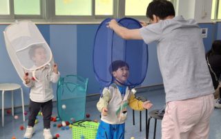 在「原來我可以這樣與孩子玩」到校親子遊戲工作坊，當家長學懂「睇、玩、學」，就可盡情享受親子遊戲的難忘珍貴時刻！