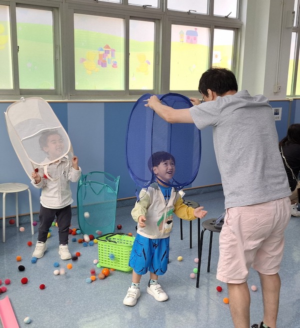 在「原來我可以這樣與孩子玩」到校親子遊戲工作坊，當家長學懂「睇、玩、學」，就可盡情享受親子遊戲的難忘珍貴時刻！