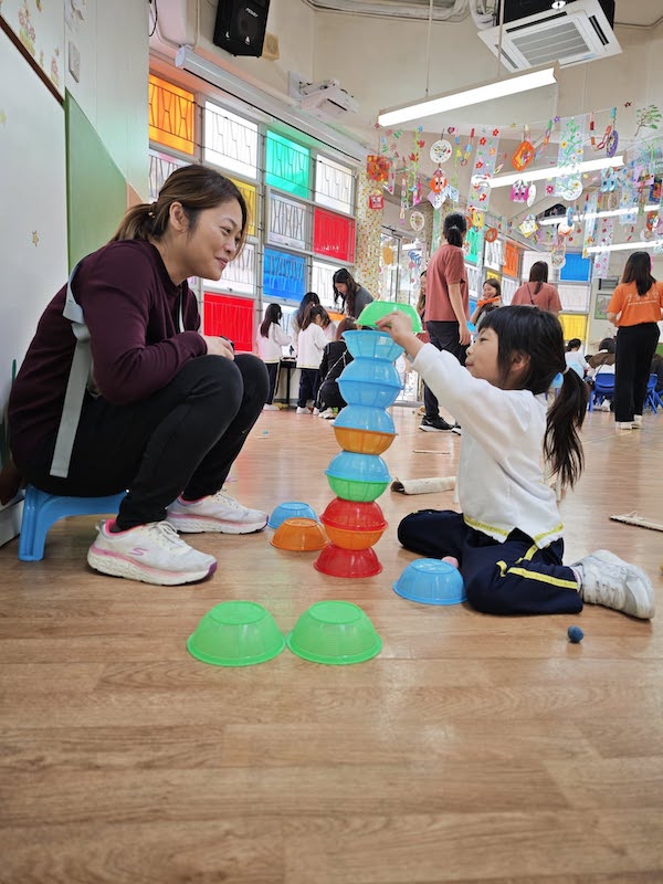 在「原來我可以這樣與孩子玩」到校親子遊戲工作坊，當家長理解遊戲著重的是過程，就會發現筲箕倒下的一刻才是堆疊遊戲的樂趣所在，更不會只著緊疊得有多穩妥！