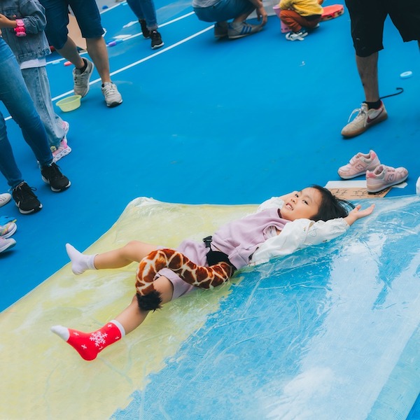 小小長頸鹿選手在水池徜徉暢泳，自在舒泰得把爭奪金牌都拋諸腦後。