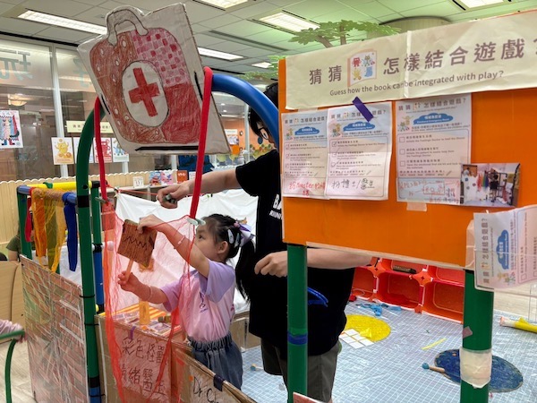 小朋友以棉繩和絲巾把情緒急症室裝飾得美侖美奐，為每一位前來尋求幫助的人送上悅目的見面禮！