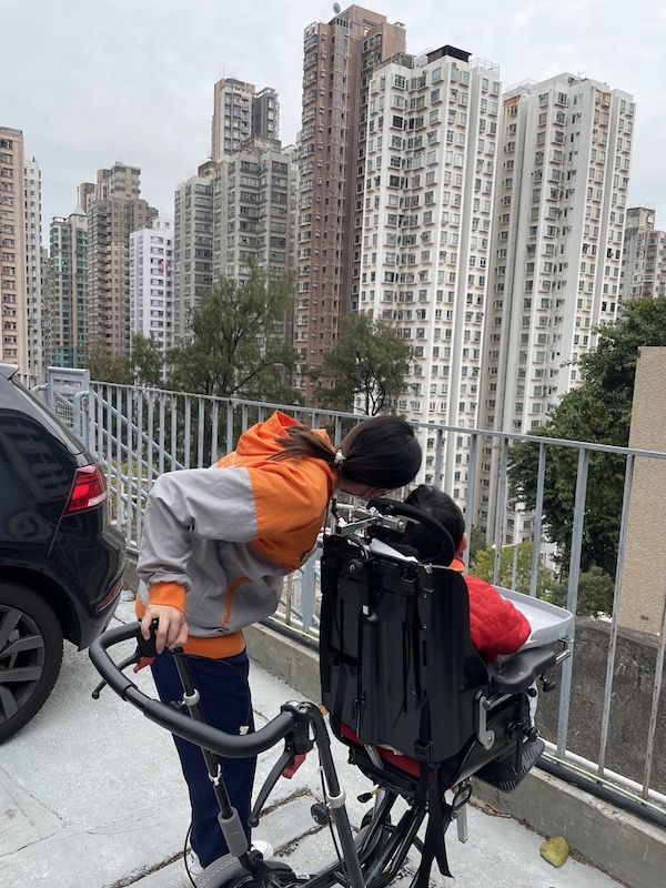 時近初夏，醫院遊戲師與安坐在輪椅上的皮皮走出病房外，一起呼吸新鮮空氣，居高臨下，數數大廈，皮皮：「一、二、三、四，有好多啊！」