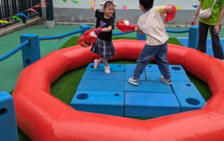 智樂「開卷有Play」好玩遊戲日在會場設置了各種環繞主題繪本《動物奧運會》的遊戲，包括相中的擂台，好讓小朋友玩出拳擊的故事情節。