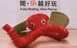 生氣王子標誌性的特徵就是長長鼻子，可伸長縮短的poptube（伸縮管）正好象徵長長鼻子，加上膠盤、眼睛和耳朵，生氣王子即時在館內現身。