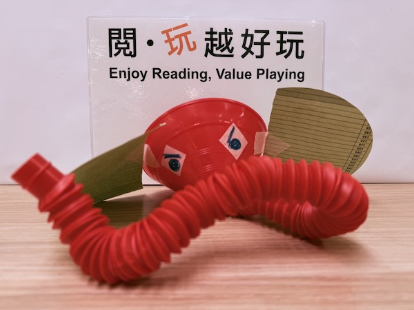 生氣王子標誌性的特徵就是長長鼻子，可伸長縮短的poptube（伸縮管）正好象徵長長鼻子，加上膠盤、眼睛和耳朵，生氣王子即時在館內現身。