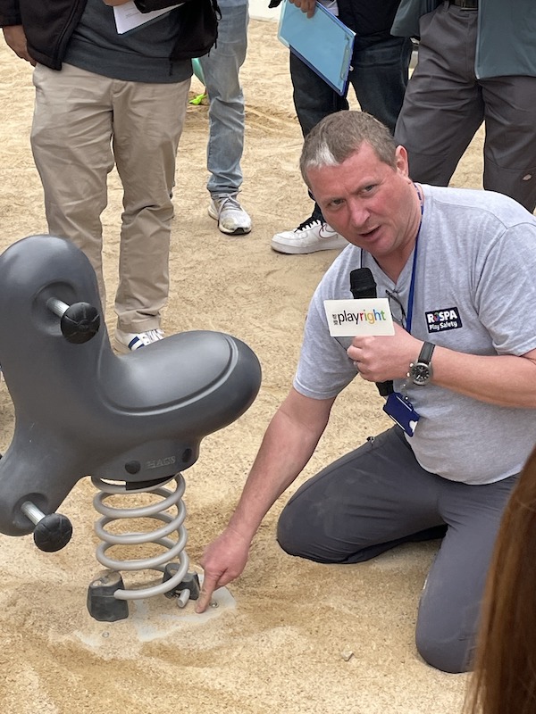 英國權威組織 The Register of Play Inspectors International Limited的Chairman 兼The Royal Society for the Prevention of Accidents (RoSPA) 的 Managing Director Mr David Yearley曾多次來港擔任課程講師，擁有全面的專業知識外，實戰經驗更豐富。