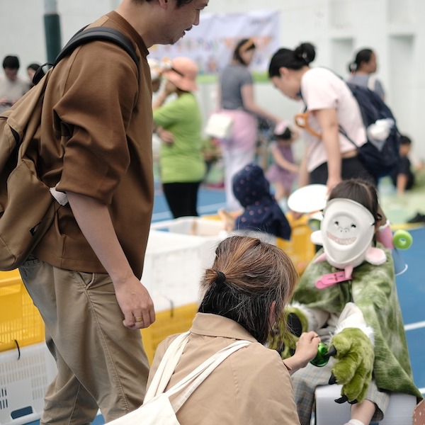 除了戴上動物頭飾、動物皮毛、動物手套外，小朋友為了玩得更形神俱備，更與父母合力製作動物面具。