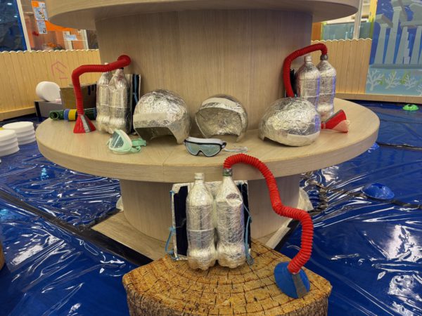 潛水頭盔、泳鏡、氧氣樽已準備妥當,大家齊來穿上全套裝備,勇闖海底來一場冒險吧!