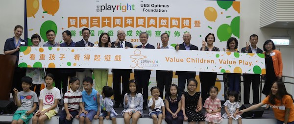 孔博士（左六）關心孩子，患病的當然包括其中，於2017年更親身支持與病童身心健康息息相關的醫療程序遊戲成效調查發佈會。