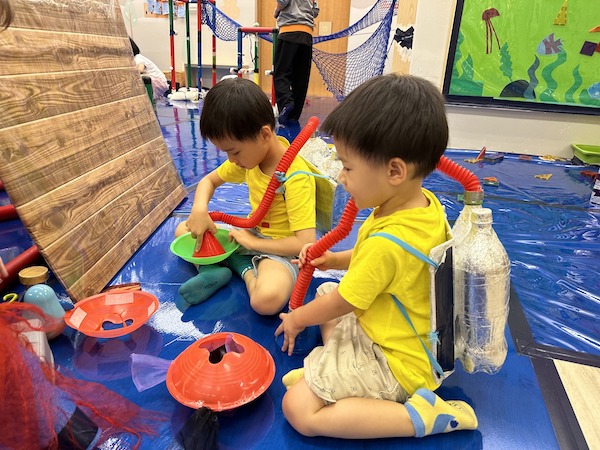 小小潛水員組成搭擋潛入深海，並以氧氣筒拯救缺氧的魚兒，盡顯愛心！