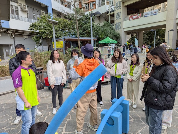 我們於「遊戲熱點」的現場即時傳授實戰心法，讓街坊義工們更易吸收。